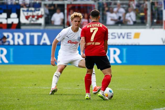 05.05.2024, xavx, Fussball 2.Bundesliga, SV Wehen Wiesbaden - Holstein Kiel emspor, v.l. Fiete Arp (Holstein Kiel), Robin Heußer (SV Wehen Wiesbaden) (DFL DFB REGULATIONS PROHIBIT ANY USE OF PHOTOGRAPHS as IMAGE SEQUENCES and or QUASI-VIDEO) Wiesbaden
