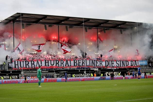 05.05.2024, xmohx, Fussball 2.Bundesliga, SV Elversberg - Hertha BSC Berlin emspor, v.l. Fans, Stimmung, Schals, Fahnen, Besucher, Trikots, Ultras, Hertha BSC Berlin, Harlekins zuenden Pyrotechnik, Bengalos, Rauch (DFL DFB REGULATIONS PROHIBIT ANY USE OF PHOTOGRAPHS as IMAGE SEQUENCES and or QUASI-VIDEO) Elversberg