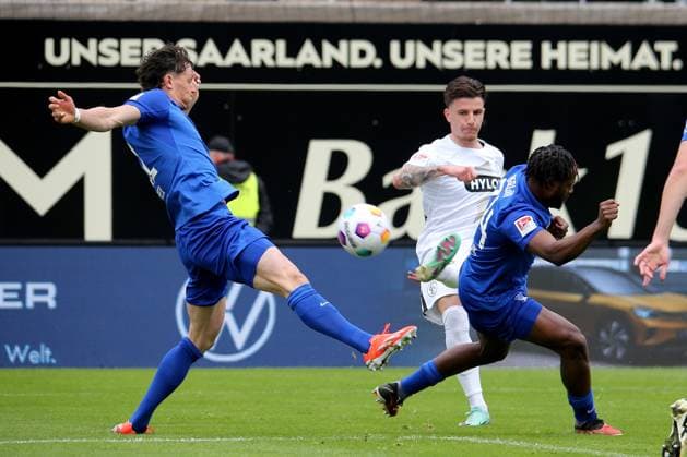 05.05.2024, xmohx, Fussball 2.Bundesliga, SV Elversberg - Hertha BSC Berlin emspor, v.l. Fabian Reese (Hertha BSC Berlin) Hugo Vandermersch (SV Elversberg) Deyovasio Zeefuik (Hertha BSC Berlin) Zweikampf, Aktion, action, battle for the ball (DFL DFB REGULATIONS PROHIBIT ANY USE OF PHOTOGRAPHS as IMAGE SEQUENCES and or QUASI-VIDEO) Elversberg