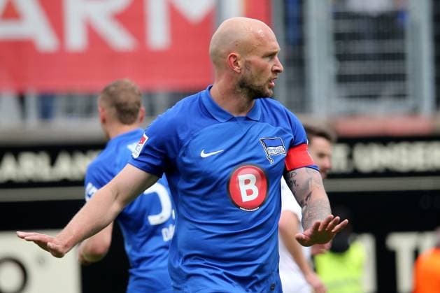05.05.2024, xmohx, Fussball 2.Bundesliga, SV Elversberg - Hertha BSC Berlin emspor, v.l. Toni Leistner (Hertha BSC Berlin) gestikuliert gibt Anweisungen mit den Armen gestikulieren gives instructions, gesticulate. (DFL DFB REGULATIONS PROHIBIT ANY USE OF PHOTOGRAPHS as IMAGE SEQUENCES and or QUASI-VIDEO) Elversberg