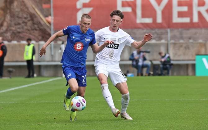 05.05.2024, Fussball, Herren, 2. Bundesliga, Saison 2023 2024, SV 07 Elversberg - Hertha BSC Berlin, Palko Dardai (Hertha BSC) Jannik Rochelt (SV 07 Elversberg) Elversberg Ursapharm-Arena an der Kaiserlinde Saarland Deutschland (DE)