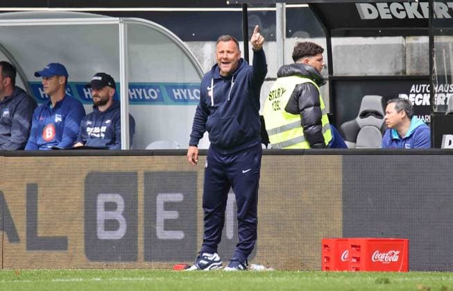 05.05.2024, Fussball, Herren, 2. Bundesliga, Saison 2023 2024, SV 07 Elversberg - Hertha BSC Berlin, Trainer Pal Dardai (Hertha BSC) steht an der Seitenlinie und gibt Anweisungen Elversberg Ursapharm-Arena an der Kaiserlinde Saarland Deutschland (DE)