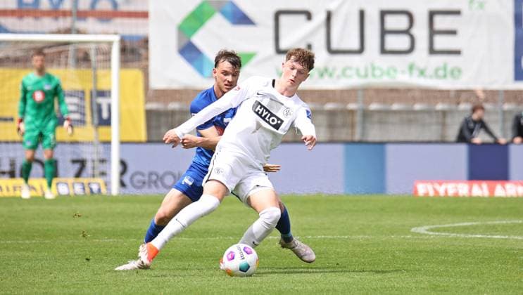05.05.2024, Fussball, Herren, 2. Bundesliga, Saison 2023 2024, SV 07 Elversberg - Hertha BSC Berlin, Pascal Klemens (Hertha BSC) Paul Wanner (SV 07 Elversberg) Elversberg Ursapharm-Arena an der Kaiserlinde Saarland Deutschland (DE)