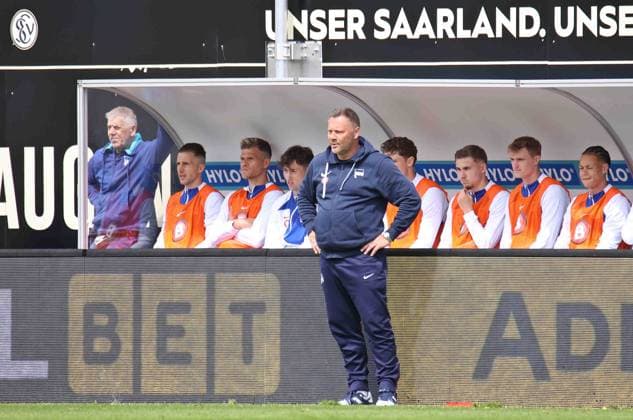 05.05.2024, Fussball, Herren, 2. Bundesliga, Saison 2023 2024, SV 07 Elversberg - Hertha BSC Berlin, Trainer Pal Dardai (Hertha BSC) steht an der Seitenlinie Elversberg Ursapharm-Arena an der Kaiserlinde Saarland Deutschland (DE)