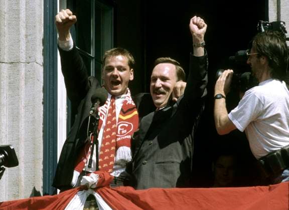 Fortuna Duesseldorf Aufstieg 1995. V.l: Torwart Georg Koch und Stadionsprecher Dieter Bierbaum auf dem Rathausbalkon *** Fortuna Duesseldorf promotion 1995 V l Goalkeeper Georg Koch and stadium announcer Dieter Bierbaum on the town hall balcony HM