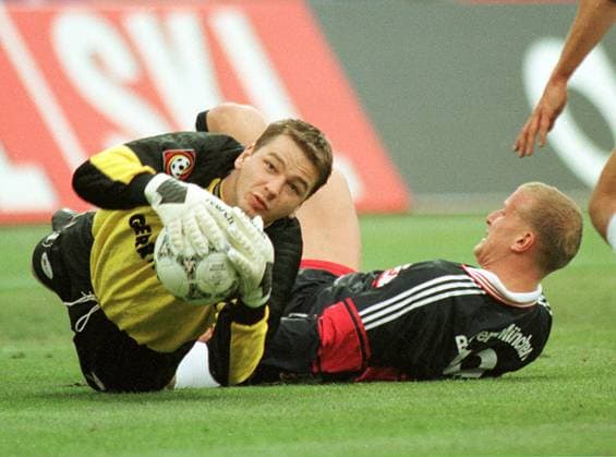 Torwart Georg Koch (Arminia Bielefeld) in Aktion vor Carsten Jancker (FC Bayern München) Aufn. 11.97. Â *** Goalkeeper Georg Koch Arminia Bielefeld in action in front of Carsten Jancker FC Bayern München Aufn 11 97 Â HM