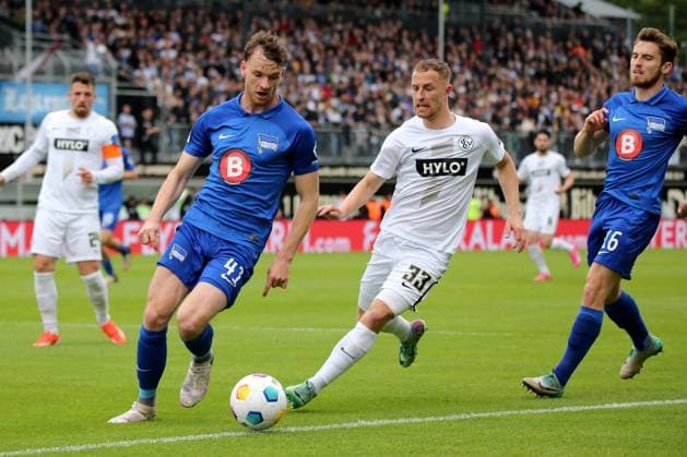 05.05.2024, xmohx, Fussball 2.Bundesliga, SV Elversberg - Hertha BSC Berlin emspor, v.l. Pascal Klemens (Hertha BSC Berlin) Maurice Neubauer (SV Elversberg) Zweikampf, Aktion, action, battle for the ball (DFL DFB REGULATIONS PROHIBIT ANY USE OF PHOTOGRAPHS as IMAGE SEQUENCES and or QUASI-VIDEO) Elversberg