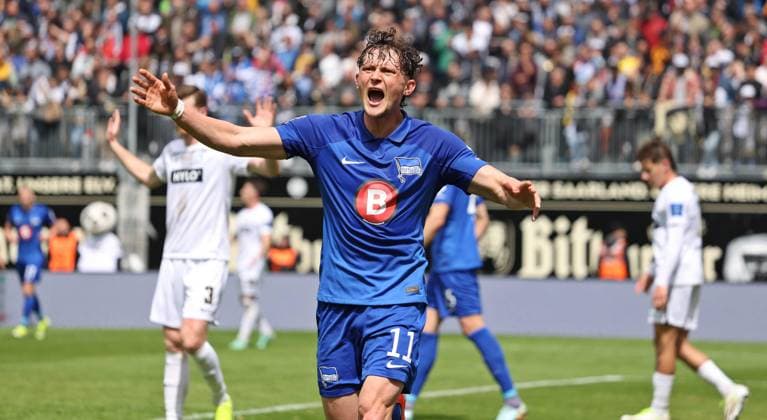 05.05.2024, Fussball, Herren, 2. Bundesliga, Saison 2023 2024, SV 07 Elversberg - Hertha BSC Berlin, Fabian Reese (Hertha BSC) sauer, reklamiert Elversberg Ursapharm-Arena an der Kaiserlinde Saarland Deutschland (DE)