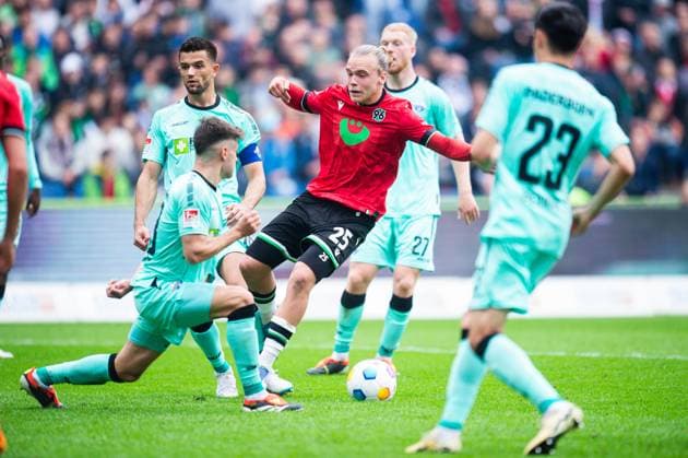 05.05.2024 - Fußball, 2023 2024, 1. Bundesliga, 32. Spieltag, Hannover 96 - SC Paderborn 07: (L-R) Marcel Hoffmeier (Paderborn), Lars Gindorf (Hannover) DFL REGULATIONS PROHIBIT ANY USE OF PHOTOGRAPHS AS IMAGE SEQUENCES AND OR QUASI-VIDEO.