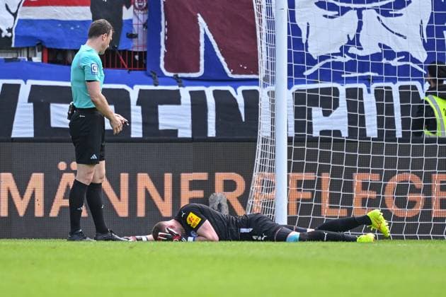 05.05.2024, Fussball, 2. Bundesliga, 32. Spieltag Saison 2023 2024, SV Wehen Wiesbaden - Holstein Kiel, Torwart Timon Weiner (Holstein Kiel) ist am Kopf verletzt. xRHR-FOTO TKx