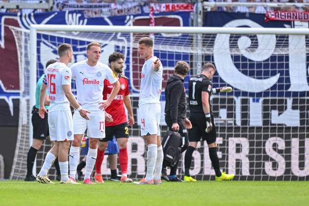 05.05.2024, Fussball, 2. Bundesliga, 32. Spieltag Saison 2023 2024, SV Wehen Wiesbaden - Holstein Kiel, Philipp Sander (Holstein Kiel), Timo Becker (Holstein Kiel), Patrick Erras (Holstein Kiel) xRHR-FOTO TKx
