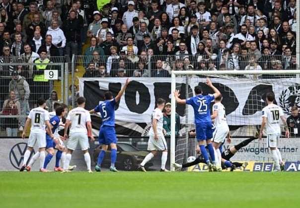 Fussball - 2. Bundesliga - Saison 2023 24 19.04.2024 Ursapharm-Arena SV Elversberg (elv) - Hertha BSC Berlin (her) Das 1:1. für die Hertha ist unterwegs, Haris TABAKOVIC (Hertha BSC Berlin), Nr 25, jubelt schon Fussball - 2. Bundesliga - SV Elversberg