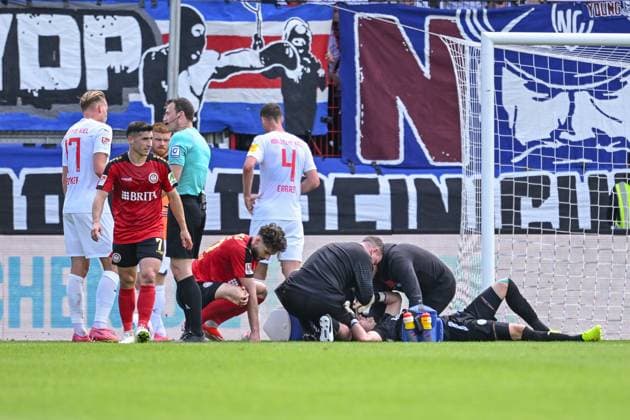 05.05.2024, Fussball, 2. Bundesliga, 32. Spieltag Saison 2023 2024, SV Wehen Wiesbaden - Holstein Kiel, Torwart Timon Weiner (Holstein Kiel) ist am Kopf verletzt und wird behandelt. xRHR-FOTO TKx