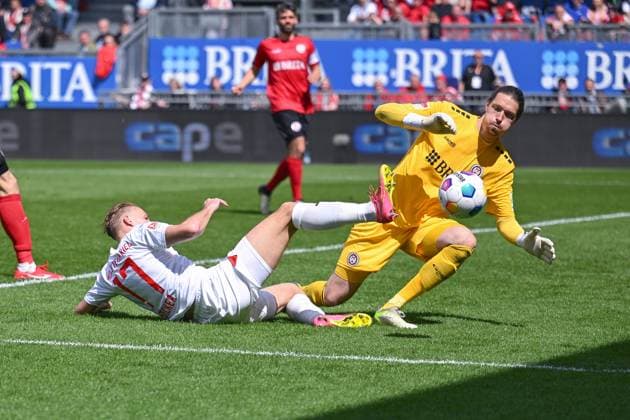 05.05.2024, Fussball, 2. Bundesliga, 32. Spieltag Saison 2023 2024, SV Wehen Wiesbaden - Holstein Kiel, Timo Becker (Holstein Kiel) mit einer Torchance gegen Florian Stritzel (SV Wehen Wiesbaden) xRHR-FOTO TKx