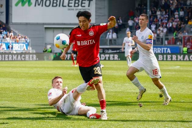 05.05.2024, xavx, Fussball 2.Bundesliga, SV Wehen Wiesbaden - Holstein Kiel emspor, v.l. Carl Johansson (Holstein Kiel), Hyun-ju Lee (SV Wehen Wiesbaden) (DFL DFB REGULATIONS PROHIBIT ANY USE OF PHOTOGRAPHS as IMAGE SEQUENCES and or QUASI-VIDEO) Wiesbaden