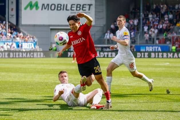 05.05.2024, xavx, Fussball 2.Bundesliga, SV Wehen Wiesbaden - Holstein Kiel emspor, v.l. Carl Johansson (Holstein Kiel), Hyun-ju Lee (SV Wehen Wiesbaden) (DFL DFB REGULATIONS PROHIBIT ANY USE OF PHOTOGRAPHS as IMAGE SEQUENCES and or QUASI-VIDEO) Wiesbaden