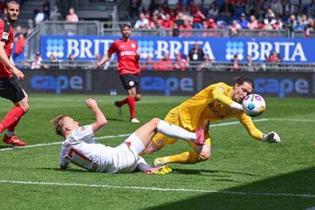 05.05.2024, Fussball, 2. Bundesliga, 32. Spieltag Saison 2023 2024, SV Wehen Wiesbaden - Holstein Kiel, Timo Becker (Holstein Kiel) mit einer Torchance gegen Florian Stritzel (SV Wehen Wiesbaden) xRHR-FOTO TKx