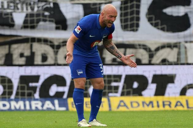 Sport Themen der Woche KW18 05.05.2024, Fussball, Herren, 2. Bundesliga, Saison 2023 2024, SV 07 Elversberg - Hertha BSC Berlin, Toni Leistner (Hertha BSC) enttäuscht Elversberg Ursapharm-Arena an der Kaiserlinde Saarland Deutschland (DE) *** 05 05 2024, Football, Men, 2 Bundesliga, Season 2023 2024, SV 07 Elversberg Hertha BSC Berlin, Toni Leistner Hertha BSC disappoints Elversberg Ursapharm Arena an der Kaiserlinde Saarland Germany EN