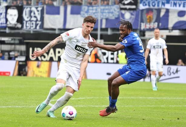 05.05.2024, Fussball, Herren, 2. Bundesliga, Saison 2023 2024, SV 07 Elversberg - Hertha BSC Berlin, Hugo Vandermersch (SV 07 Elversberg) Deyovaisio Zeefuik (Hertha BSC) Elversberg Ursapharm-Arena an der Kaiserlinde Saarland Deutschland (DE)