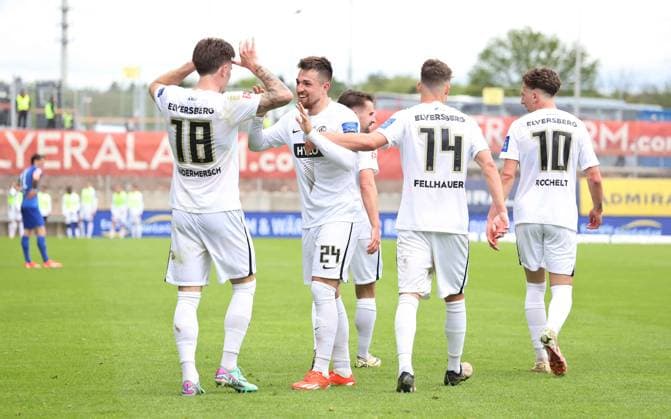 05.05.2024, Fussball, Herren, 2. Bundesliga, Saison 2023 2024, SV 07 Elversberg - Hertha BSC Berlin, Torjubel der SV 07 Elversberg nach dem Tor zum 2:1 durch Luca Schnellbacher (SV 07 Elversberg) Elversberg Ursapharm-Arena an der Kaiserlinde Saarland Deutschland (DE)