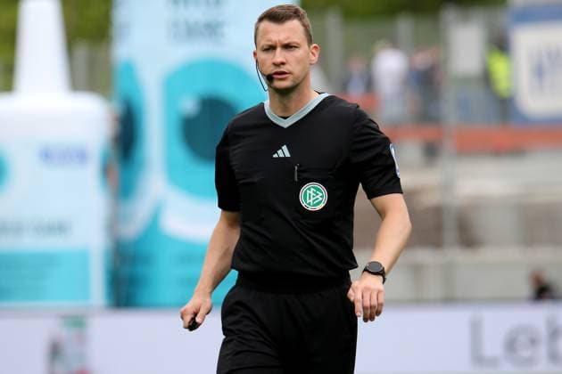 05.05.2024, xmohx, Fussball 2.Bundesliga, SV Elversberg - Hertha BSC Berlin emspor, v.l. Schiedsrichter Florian Lechner (DFL DFB REGULATIONS PROHIBIT ANY USE OF PHOTOGRAPHS as IMAGE SEQUENCES and or QUASI-VIDEO) Elversberg