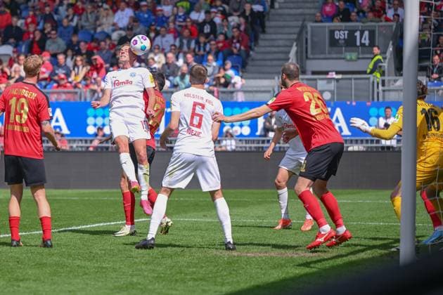 05.05.2024, Fussball, 2. Bundesliga, 32. Spieltag Saison 2023 2024, SV Wehen Wiesbaden - Holstein Kiel, Timo Becker (Holstein Kiel) erzielt das Tor zum 1:0 für Holstein Kiel. xRHR-FOTO TKx