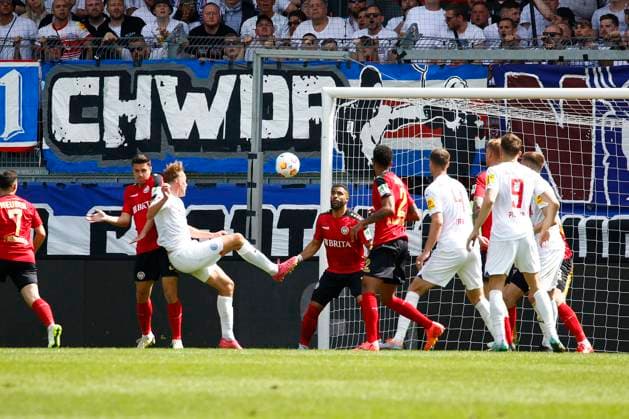 05.05.2024, xavx, Fussball 2.Bundesliga, SV Wehen Wiesbaden - Holstein Kiel emspor, v.l. Timo Becker (Holstein Kiel) Goal scored, erzielt das Tor zum 0:1 (DFL DFB REGULATIONS PROHIBIT ANY USE OF PHOTOGRAPHS as IMAGE SEQUENCES and or QUASI-VIDEO) Wiesbaden