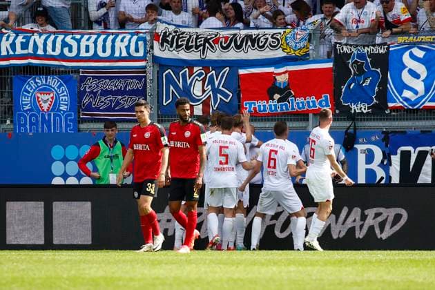 05.05.2024, xavx, Fussball 2.Bundesliga, SV Wehen Wiesbaden - Holstein Kiel emspor, v.l. (DFL DFB REGULATIONS PROHIBIT ANY USE OF PHOTOGRAPHS as IMAGE SEQUENCES and or QUASI-VIDEO) Wiesbaden