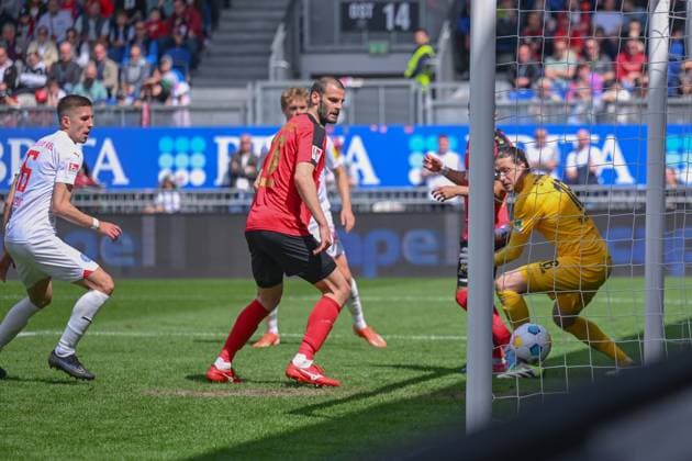 05.05.2024, Fussball, 2. Bundesliga, 32. Spieltag Saison 2023 2024, SV Wehen Wiesbaden - Holstein Kiel, Timo Becker (Holstein Kiel) erzielt das Tor zum 1:0 für Holstein Kiel. xRHR-FOTO TKx