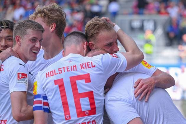 05.05.2024, Fussball, 2. Bundesliga, 32. Spieltag Saison 2023 2024, SV Wehen Wiesbaden - Holstein Kiel, Timo Becker (Holstein Kiel) freut sich über das Tor zum 1:0 mit der Mannschaft. xRHR-FOTO TKx