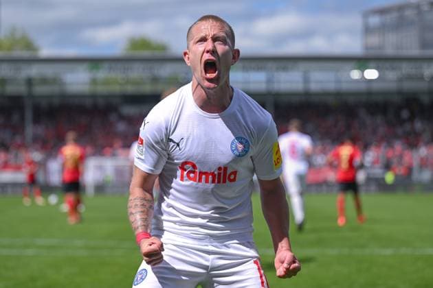 05.05.2024, Fussball, 2. Bundesliga, 32. Spieltag Saison 2023 2024, SV Wehen Wiesbaden - Holstein Kiel, Lewis Holtby (Holstein Kiel) freut sich über das Tor zum 1:0 von Timo Becker (Holstein Kiel). xRHR-FOTO TKx