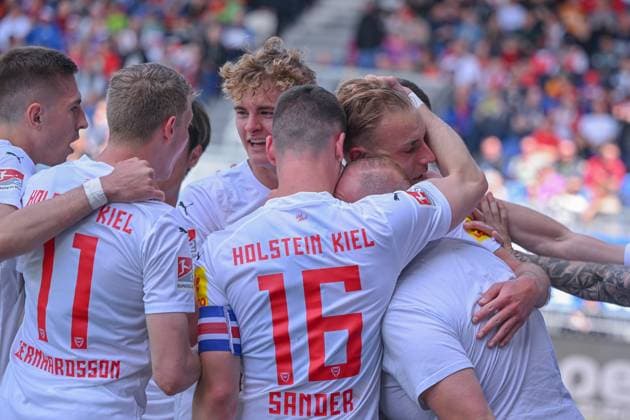 05.05.2024, Fussball, 2. Bundesliga, 32. Spieltag Saison 2023 2024, SV Wehen Wiesbaden - Holstein Kiel, Timo Becker (Holstein Kiel) freut sich über das Tor zum 1:0 mit der Mannschaft. xRHR-FOTO TKx