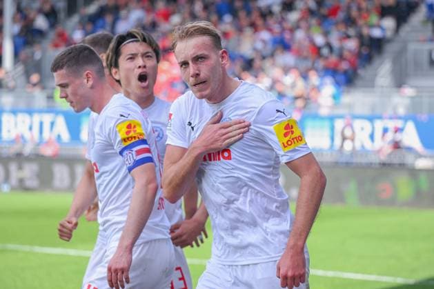 05.05.2024, Fussball, 2. Bundesliga, 32. Spieltag Saison 2023 2024, SV Wehen Wiesbaden - Holstein Kiel, Timo Becker (Holstein Kiel) freut sich über das Tor zum 1:0 mit der Mannschaft. xRHR-FOTO TKx