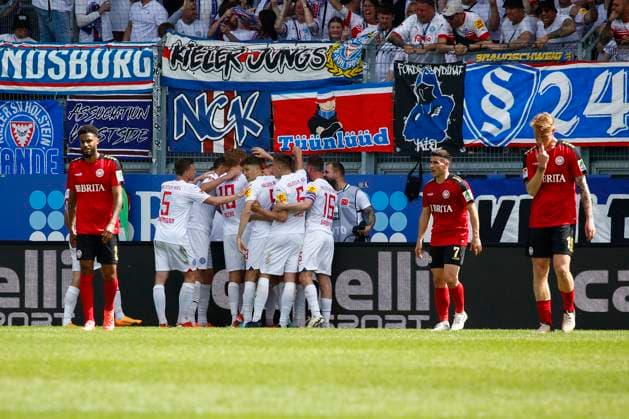 05.05.2024, xavx, Fussball 2.Bundesliga, SV Wehen Wiesbaden - Holstein Kiel emspor, v.l. Timo Becker (Holstein Kiel) celebrate the goal, Der Torjubel zum 0:1 (DFL DFB REGULATIONS PROHIBIT ANY USE OF PHOTOGRAPHS as IMAGE SEQUENCES and or QUASI-VIDEO) Wiesbaden