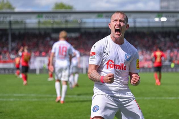 05.05.2024, Fussball, 2. Bundesliga, 32. Spieltag Saison 2023 2024, SV Wehen Wiesbaden - Holstein Kiel, Lewis Holtby (Holstein Kiel) freut sich über das Tor zum 1:0 von Timo Becker (Holstein Kiel). xRHR-FOTO TKx