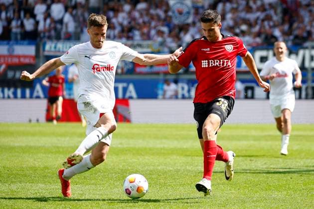 05.05.2024, xavx, Fussball 2.Bundesliga, SV Wehen Wiesbaden - Holstein Kiel emspor, v.l. Carl Johansson (Holstein Kiel), John Iredale (SV Wehen Wiesbaden) (DFL DFB REGULATIONS PROHIBIT ANY USE OF PHOTOGRAPHS as IMAGE SEQUENCES and or QUASI-VIDEO) Wiesbaden
