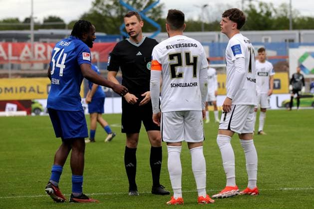 05.05.2024, xmohx, Fussball 2.Bundesliga, SV Elversberg - Hertha BSC Berlin emspor, v.l. Deyovasio Zeefuik (Hertha BSC Berlin) Schiedsrichter Referee Florian Lechner Luca Schnellbacher (SV Elversberg) Paul Wanner (SV Elversberg) (DFL DFB REGULATIONS PROHIBIT ANY USE OF PHOTOGRAPHS as IMAGE SEQUENCES and or QUASI-VIDEO) Elversberg