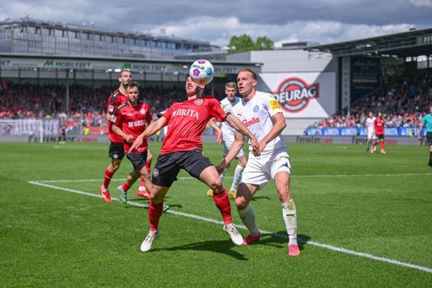 05.05.2024, Fussball, 2. Bundesliga, 32. Spieltag Saison 2023 2024, SV Wehen Wiesbaden - Holstein Kiel, Robin Heußer (SV Wehen Wiesbaden), Timo Becker (Holstein Kiel) xRHR-FOTO TKx
