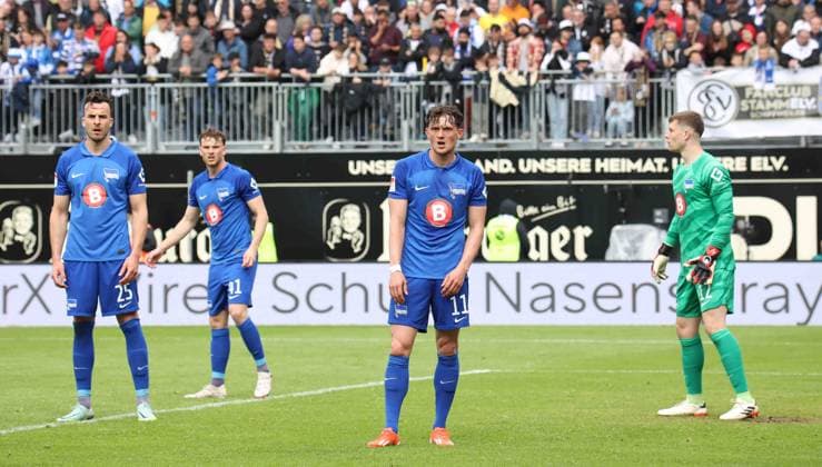05.05.2024, Fussball, Herren, 2. Bundesliga, Saison 2023 2024, SV 07 Elversberg - Hertha BSC Berlin, Haris Tabakovic (Hertha BSC), Pascal Klemens (Hertha BSC), Fabian Reese (Hertha BSC) und Tjark Ernst (Hertha BSC) sind enttäuscht Elversberg Ursapharm-Arena an der Kaiserlinde Saarland Deutschland (DE)
