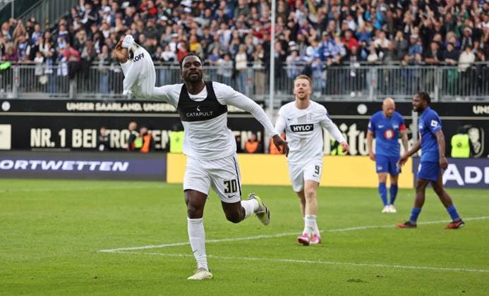 05.05.2024, Fussball, Herren, 2. Bundesliga, Saison 2023 2024, SV 07 Elversberg - Hertha BSC Berlin, Kevin Koffi (SV 07 Elversberg) bejubelt sein Tor zum 4:2 Elversberg Ursapharm-Arena an der Kaiserlinde Saarland Deutschland (DE)