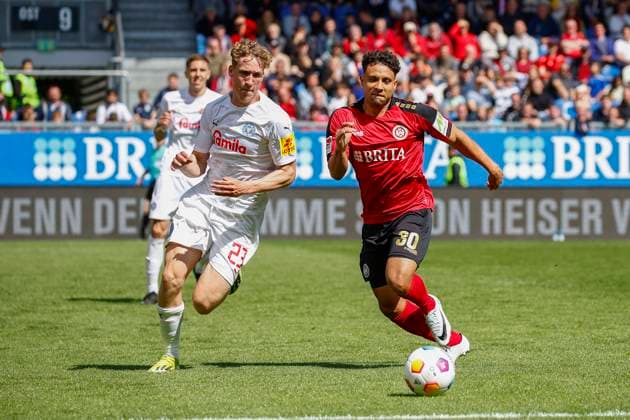 05.05.2024, xavx, Fussball 2.Bundesliga, SV Wehen Wiesbaden - Holstein Kiel emspor, v.l. Lasse Rosenboom (Holstein Kiel), Kianz Froese (SV Wehen Wiesbaden) (DFL DFB REGULATIONS PROHIBIT ANY USE OF PHOTOGRAPHS as IMAGE SEQUENCES and or QUASI-VIDEO) Wiesbaden