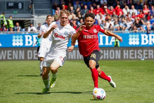 05.05.2024, xavx, Fussball 2.Bundesliga, SV Wehen Wiesbaden - Holstein Kiel emspor, v.l. Lasse Rosenboom (Holstein Kiel), Kianz Froese (SV Wehen Wiesbaden) (DFL DFB REGULATIONS PROHIBIT ANY USE OF PHOTOGRAPHS as IMAGE SEQUENCES and or QUASI-VIDEO) Wiesbaden