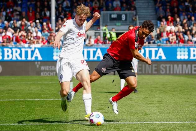05.05.2024, xavx, Fussball 2.Bundesliga, SV Wehen Wiesbaden - Holstein Kiel emspor, v.l. Lasse Rosenboom (Holstein Kiel), Kianz Froese (SV Wehen Wiesbaden) (DFL DFB REGULATIONS PROHIBIT ANY USE OF PHOTOGRAPHS as IMAGE SEQUENCES and or QUASI-VIDEO) Wiesbaden