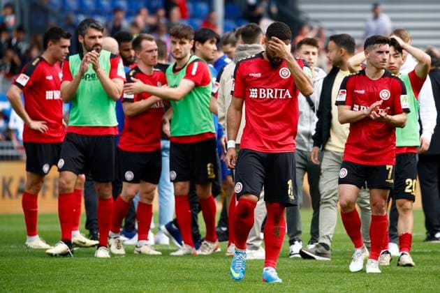 05.05.2024, xavx, Fussball 2.Bundesliga, SV Wehen Wiesbaden - Holstein Kiel emspor, v.l. Spieler die Mannschaft des SV Wehen Wiesbaden enttaeuscht, enttaeuscht schauend, dissapointed (DFL DFB REGULATIONS PROHIBIT ANY USE OF PHOTOGRAPHS as IMAGE SEQUENCES and or QUASI-VIDEO) Wiesbaden