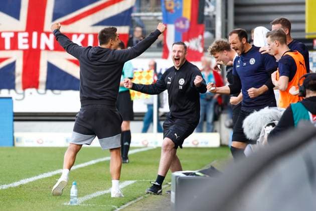 05.05.2024, xavx, Fussball 2.Bundesliga, SV Wehen Wiesbaden - Holstein Kiel emspor, v.l. Trainer Marcel Rapp (Holstein Kiel) jubeln jubelt nach Spielende. (DFL DFB REGULATIONS PROHIBIT ANY USE OF PHOTOGRAPHS as IMAGE SEQUENCES and or QUASI-VIDEO) Wiesbaden