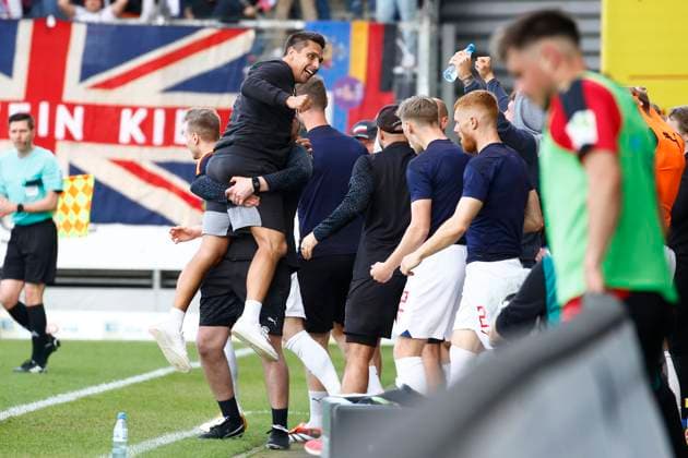 05.05.2024, xavx, Fussball 2.Bundesliga, SV Wehen Wiesbaden - Holstein Kiel emspor, v.l. Trainer Marcel Rapp (Holstein Kiel) jubeln jubelt nach Spielende. (DFL DFB REGULATIONS PROHIBIT ANY USE OF PHOTOGRAPHS as IMAGE SEQUENCES and or QUASI-VIDEO) Wiesbaden