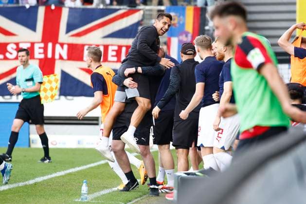 05.05.2024, xavx, Fussball 2.Bundesliga, SV Wehen Wiesbaden - Holstein Kiel emspor, v.l. Trainer Marcel Rapp (Holstein Kiel) jubeln jubelt nach Spielende. (DFL DFB REGULATIONS PROHIBIT ANY USE OF PHOTOGRAPHS as IMAGE SEQUENCES and or QUASI-VIDEO) Wiesbaden
