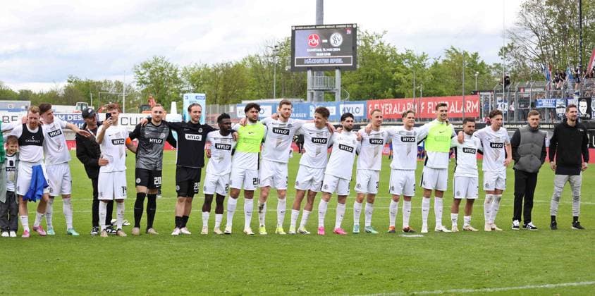 05.05.2024, Fussball, Herren, 2. Bundesliga, Saison 2023 2024, SV 07 Elversberg - Hertha BSC Berlin, Die Spieler der SV 07 Elversberg feiern mit ihren Fans den Sieg und Klassenerhalt Elversberg Ursapharm-Arena an der Kaiserlinde Saarland Deutschland (DE)