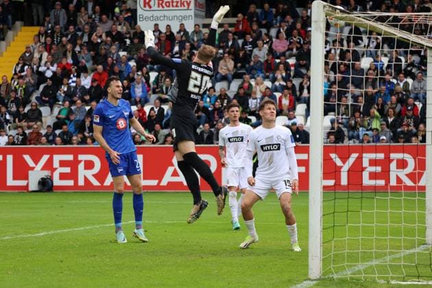 05.05.2024, Fussball, Herren, 2. Bundesliga, Saison 2023 2024, SV 07 Elversberg - Hertha BSC Berlin, Nicolas Kristof (SV 07 Elversberg), Lukas Pinckert (SV 07 Elversberg), Hugo Vandermersch (SV 07 Elversberg), Haris Tabakovic (Hertha BSC) Elversberg Ursapharm-Arena an der Kaiserlinde Saarland Deutschland (DE)