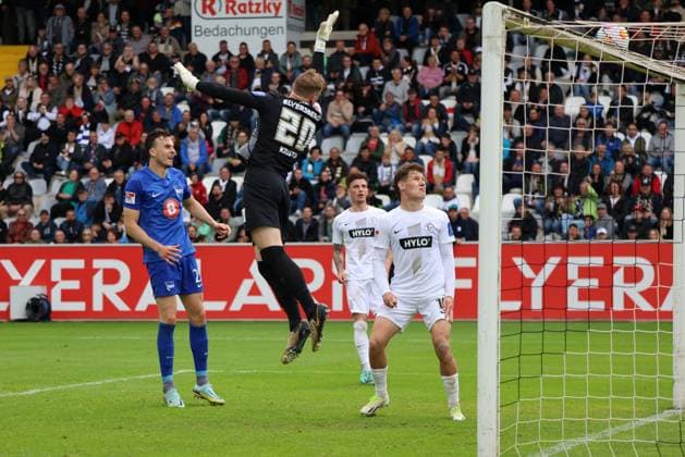 05.05.2024, Fussball, Herren, 2. Bundesliga, Saison 2023 2024, SV 07 Elversberg - Hertha BSC Berlin, Nicolas Kristof (SV 07 Elversberg), Lukas Pinckert (SV 07 Elversberg), Hugo Vandermersch (SV 07 Elversberg), Haris Tabakovic (Hertha BSC) Elversberg Ursapharm-Arena an der Kaiserlinde Saarland Deutschland (DE)